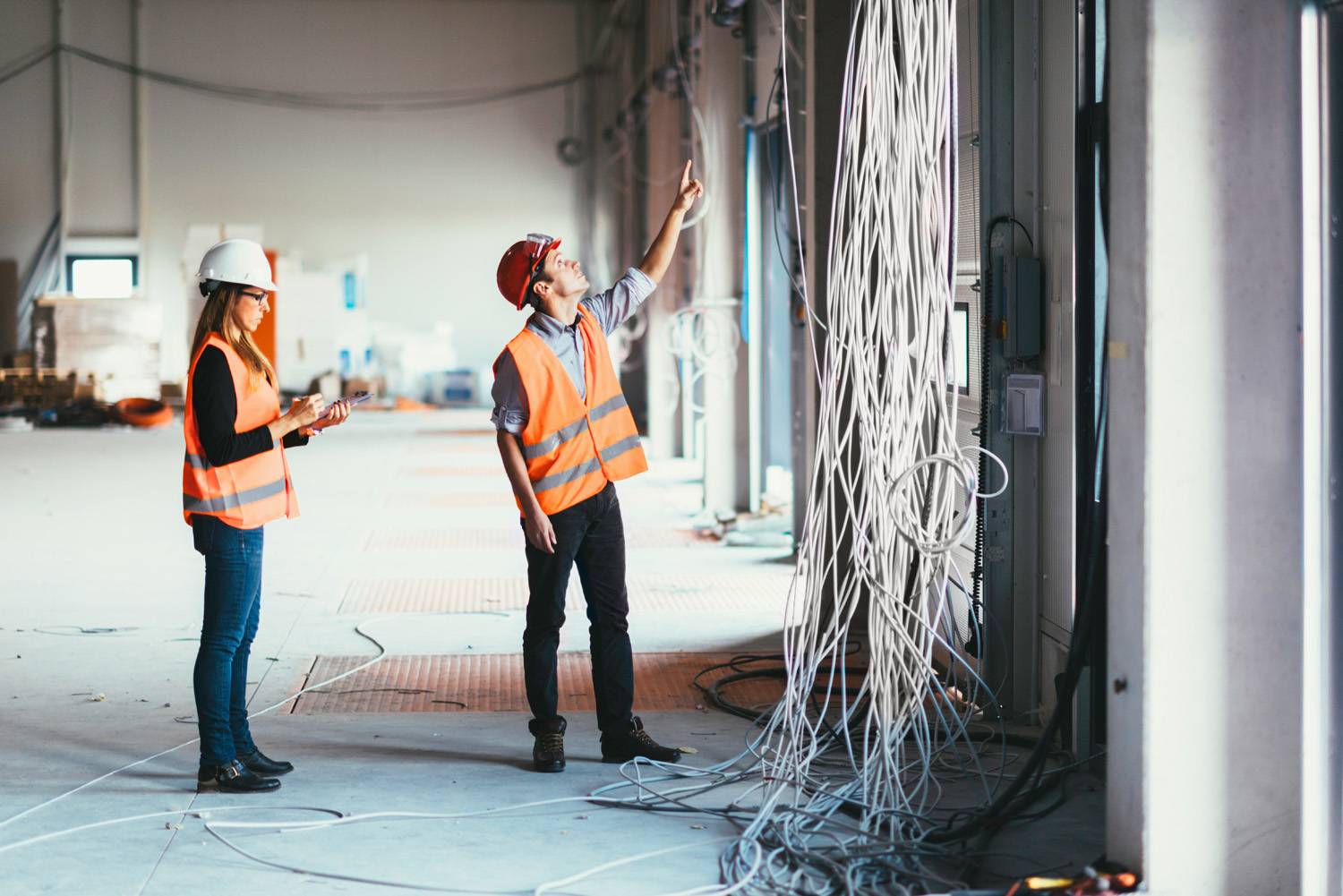 Deux professionnels du bâtiment inspectant une installation sur un chantier
