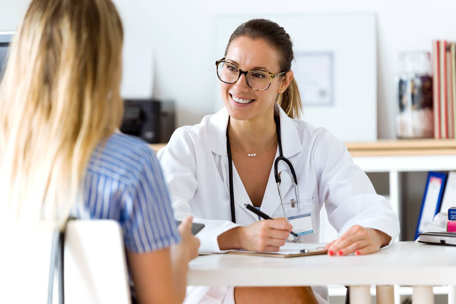 Médecin recevant une patiente en consultation dans son cabinet